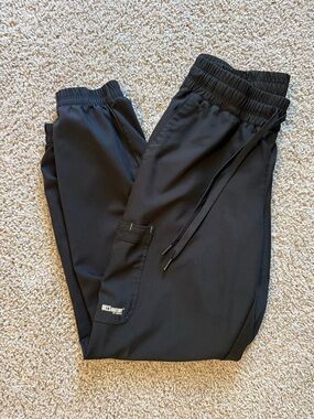 Grey's Anatomy Evolve jogger scrubs / Black / XS petite